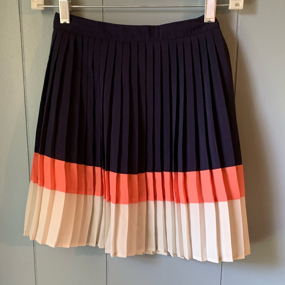 🖤 3/ $10 Tri-Tone high waisted pleated skirt
